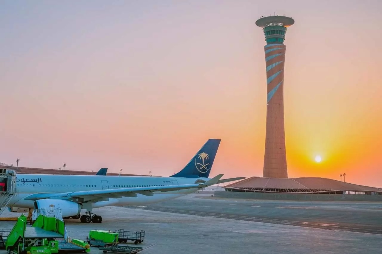 هجمات الحوثيين تربك مطار الرياض.. والسعودية تتمسك بمؤتمراتها الدولية وسط تحذيرات أمنية